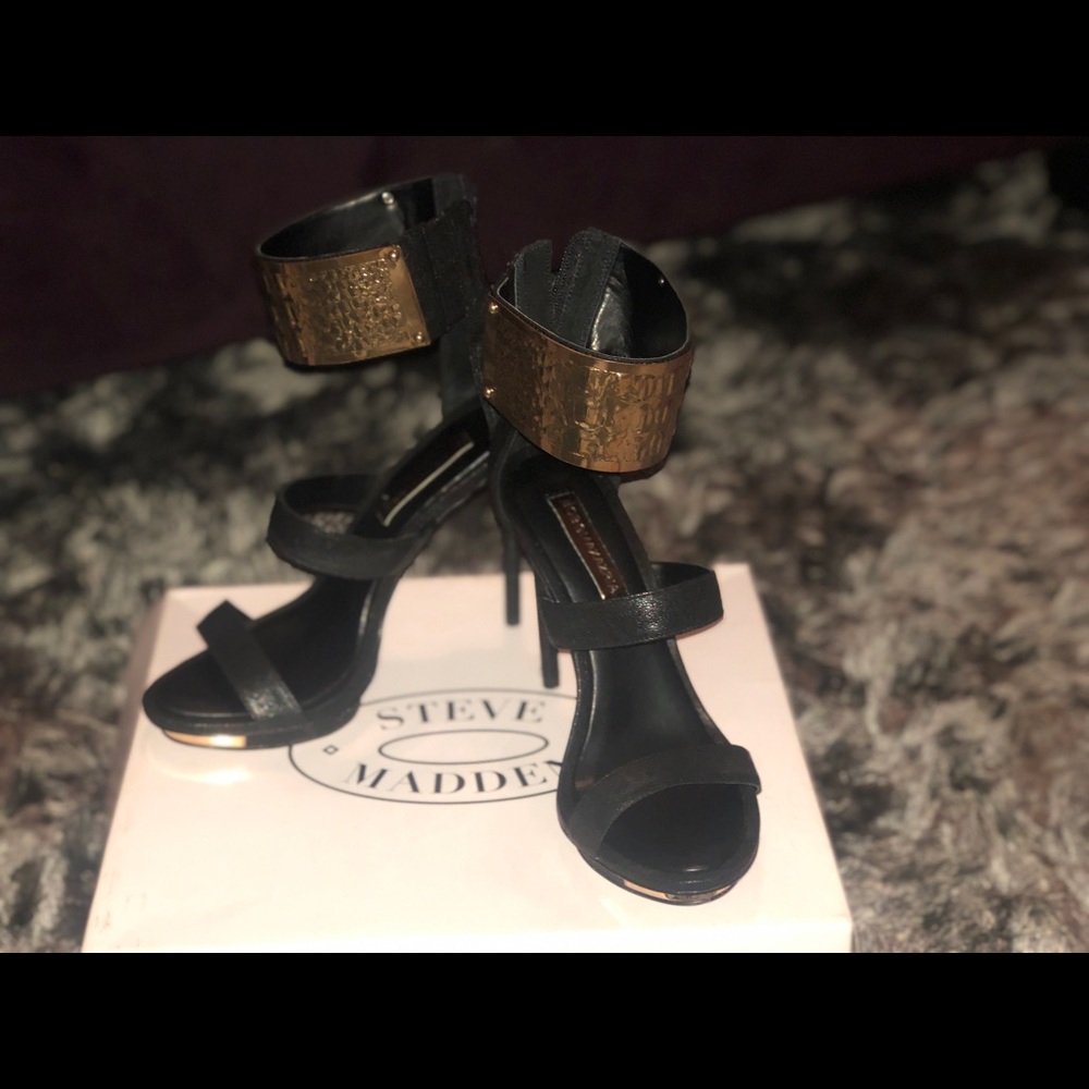 BCBAXAZRIA heels